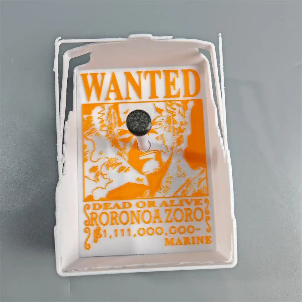 Cartel de Wanted de Roronoa Zoro, personaje de anime, con fondo blanco y detalles en naranja