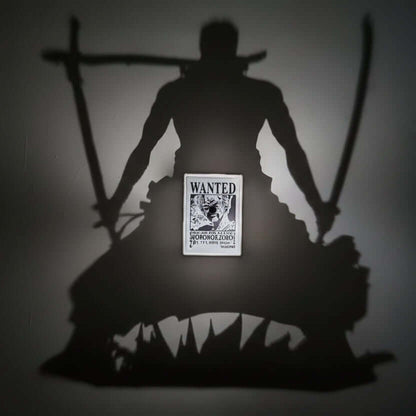 Lámpara de sombras anime 3D proyectando un efecto visual de un personaje y un cartel de 'Wanted' en la pared.